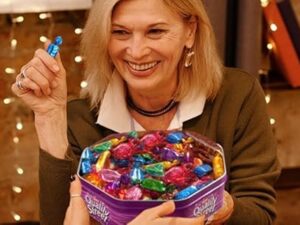 【Flash Sale】Assorted Christmas Chocolate Tubs Selection - Pack of 5 - Bulk Buy of Roses, Heroes, Quality Street, Celebrations Chocolate Pralines & 1 Terry's Orange Chocolate with Topline Card for Chocolate Gifts