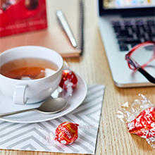 【Limited-Time Offer】Lindt LINDOR Milk Chocolate Truffles, 25.4 oz (60 Pieces)