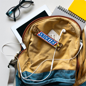 Bulk Mixed Chocolate Gift Box, containing M&M's Peanut Chocolate Candies, Snickers, Twix, Maltesers, Bounty, 1.4 kg。